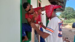Satgas TMMD Rampungkan Pemasangan Kusen Rumah Ribka Aitiawisima di Desa Moain