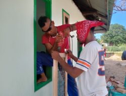 Satgas TMMD Rampungkan Pemasangan Kusen Rumah Ribka Aitiawisima di Desa Moain