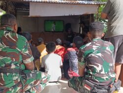 Perkuat kebersamaan TNI Dan Masyarakat, Gelar Nobar Pildum di Desa Wakarleli