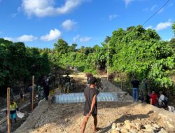 Percepat pembagunan Jembatan Armco oleh Prajurit Bersama Warga