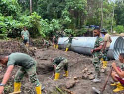 TNI Bersama Warga Bangun Fondasi Jembatan Armco Penghubung Hiay–Ilwaki