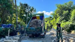Prajurit percepat Penimbunan Jembatan Armco Penghubung Desa Hiay dan Desa Ilwaki