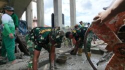 Personel Kodim 1511/P. Moa Gotong Royong Bersama Warga Bangun Masjid Nurul Iman Kalwedo