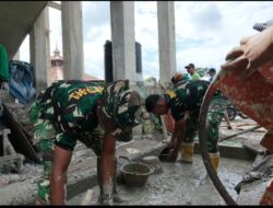 Personel Kodim 1511/P. Moa Gotong Royong Bersama Warga Bangun Masjid Nurul Iman Kalwedo