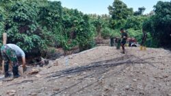 Personel kodim Moa Lanjutkan Pemasangan Rangka Besi Jembatan Armco