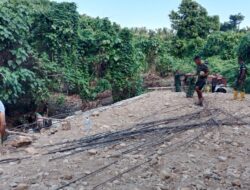 Personel kodim Moa Lanjutkan Pemasangan Rangka Besi Jembatan Armco