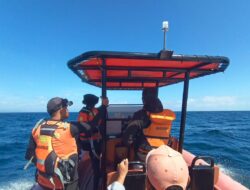 Longboat Mati Mesin Dihantam Gelombang, Tiga Penumpang Selamat Berkat Respons Cepat Tim SAR Gabungan