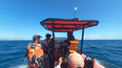 Longboat Mati Mesin Dihantam Gelombang, Tiga Penumpang Selamat Berkat Respons Cepat Tim SAR Gabungan