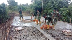 Koramil 1511-06 Wetar Lanjutkan Pengecoran Lantai Jembatan Penghubung Desa Hiay dan Desa Ilwaki
