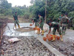 Koramil 1511-06 Wetar Lanjutkan Pengecoran Lantai Jembatan Penghubung Desa Hiay dan Desa Ilwaki