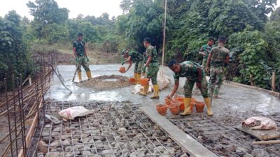 Koramil 1511-06 Wetar Lanjutkan Pengecoran Lantai Jembatan Penghubung Desa Hiay dan Desa Ilwaki