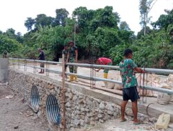 Jembatan Armco Hiay–Ilwaki di MBD Masuki Tahap Pemasangan Pipa Baja Utama