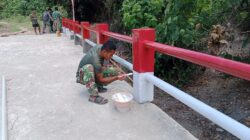 Kodim 1511/Pulau Moa Tuntaskan Pengecatan Jembatan Armco Merah Putih di Wetar Selatan