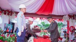 Diguyur Hujan, Pangdam XV/Pattimura Pimpin Penurunan Bendera HUT ke-81 RI di Ambon