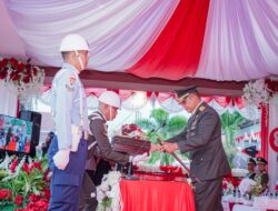 Diguyur Hujan, Pangdam XV/Pattimura Pimpin Penurunan Bendera HUT ke-81 RI di Ambon