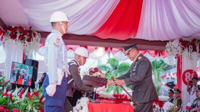 Diguyur Hujan, Pangdam XV/Pattimura Pimpin Penurunan Bendera HUT ke-81 RI di Ambon