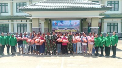 Sambut HUT ke-81 TNI, Kodim 1511/Pulau Moa Gelar Bazar Sembako untuk Masyarakat