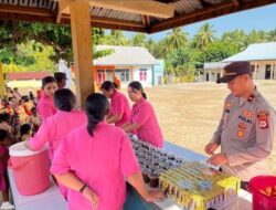 Sambut HKGB ke-74, Polsek Wetar dan Bhayangkari Beri Makanan Tambahan kepada 72 Siswa SD Ilwaki