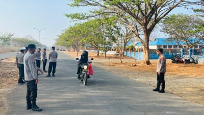 Kapolres MBD Turun Langsung Atur Lalu Lintas di Depan SMA Negeri 13 Tiakur